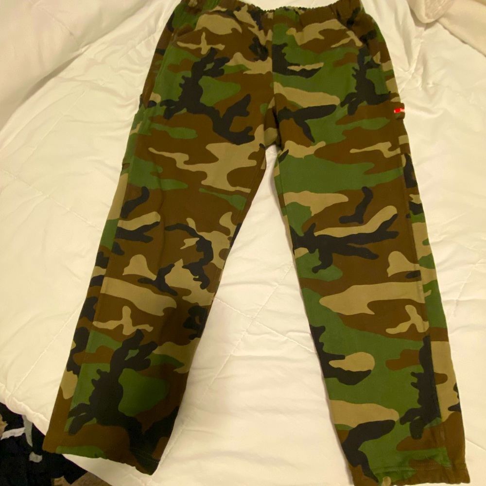 Men’s Supreme camo sweatpants